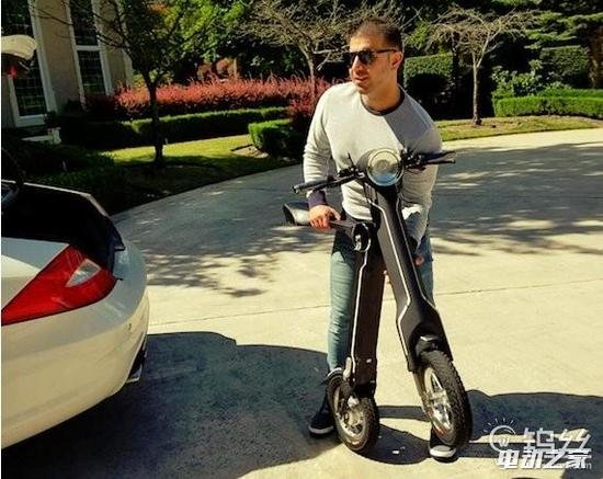 这款人字形折叠电动自行车很轻很贵 你买吗1 这款人字形折叠电动自行车很轻很贵 你买吗